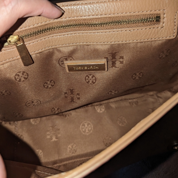 Tory Burch Britten Large Adjustable Shoulder Bag in Bark Leather, Logo - Picture 8 of 16